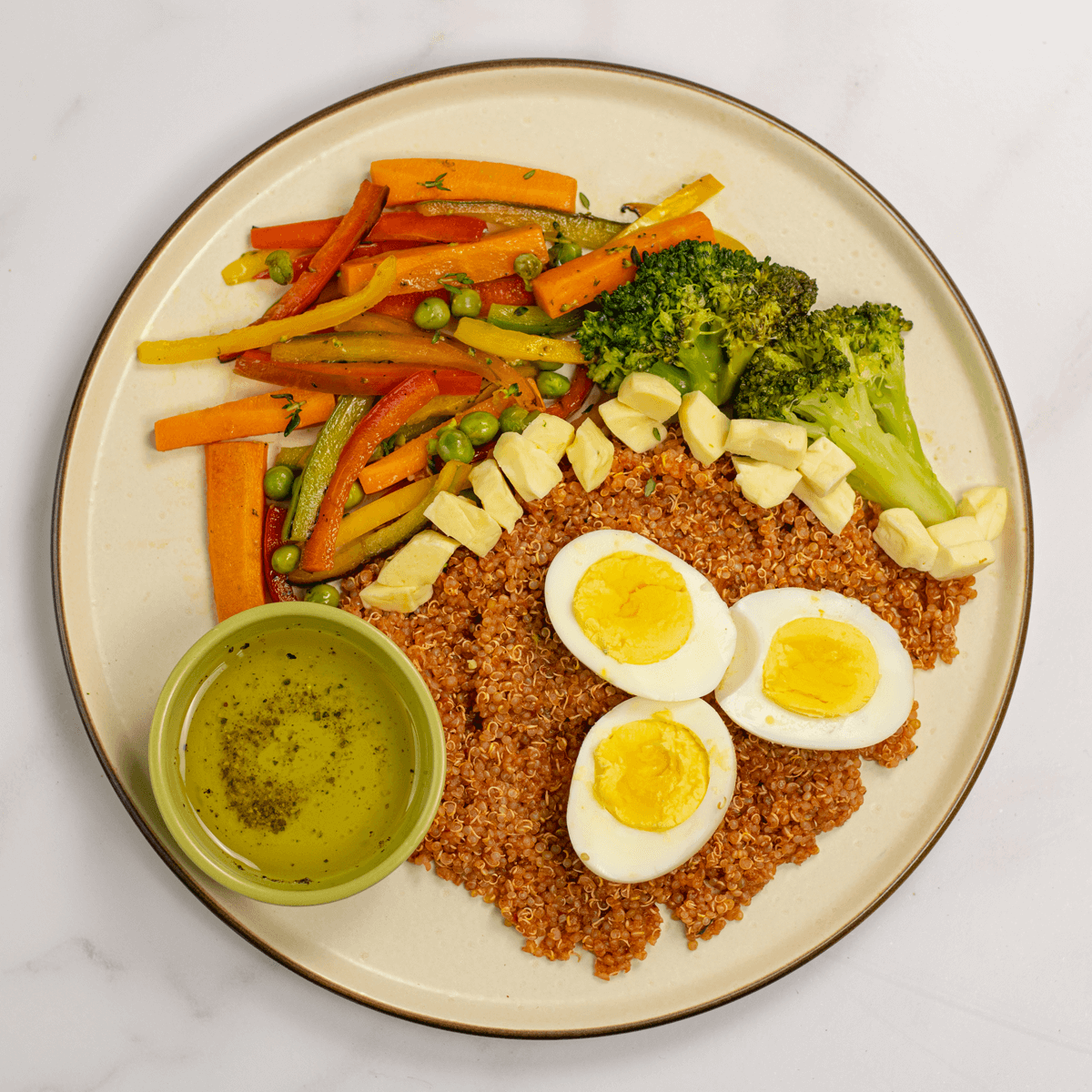 Saltado de brocóli y verduras con quinua (VEG)