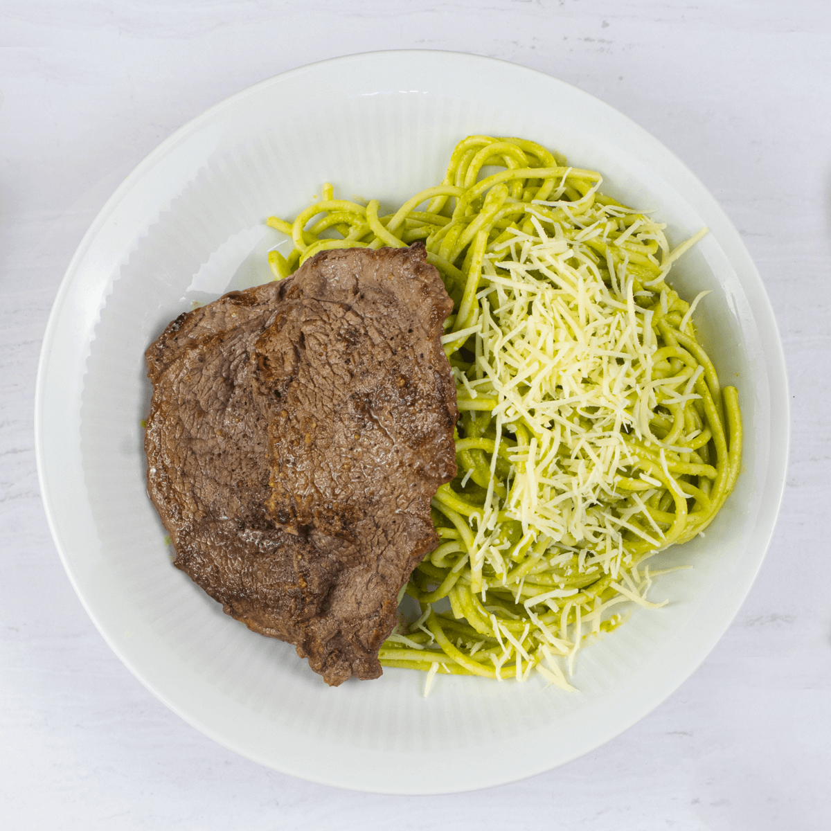Tallarines al pesto con bisteck